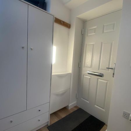 Lovely And Modern Studio Apartment. Borehamwood Luaran gambar