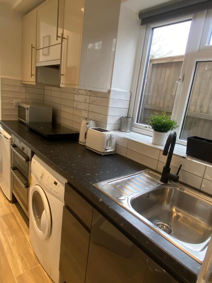 Lovely And Modern Studio Apartment. Borehamwood Luaran gambar