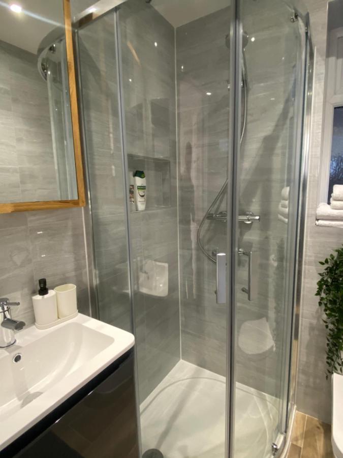 Lovely And Modern Studio Apartment. Borehamwood Luaran gambar