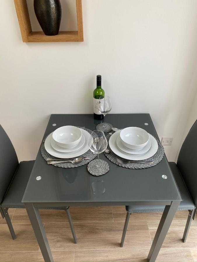 Lovely And Modern Studio Apartment. Borehamwood Luaran gambar