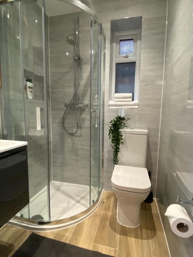 Lovely And Modern Studio Apartment. Borehamwood Luaran gambar