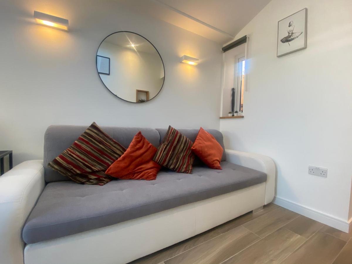 Lovely And Modern Studio Apartment. Borehamwood Luaran gambar