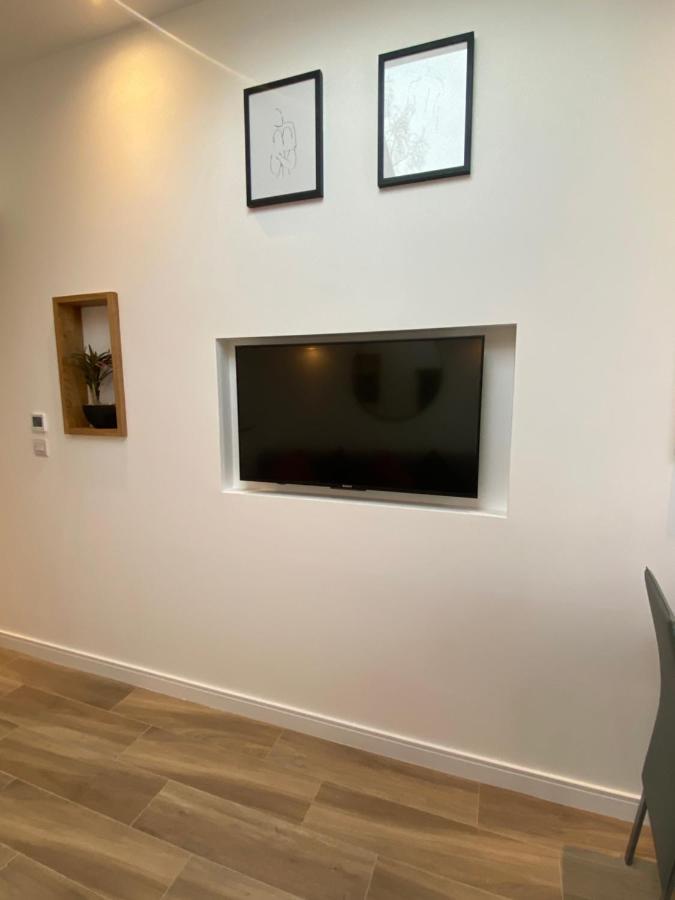 Lovely And Modern Studio Apartment. Borehamwood Luaran gambar