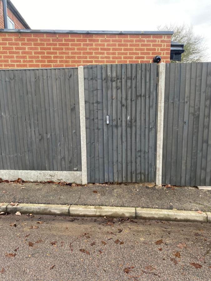 Lovely And Modern Studio Apartment. Borehamwood Luaran gambar
