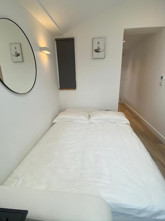 Lovely And Modern Studio Apartment. Borehamwood Luaran gambar