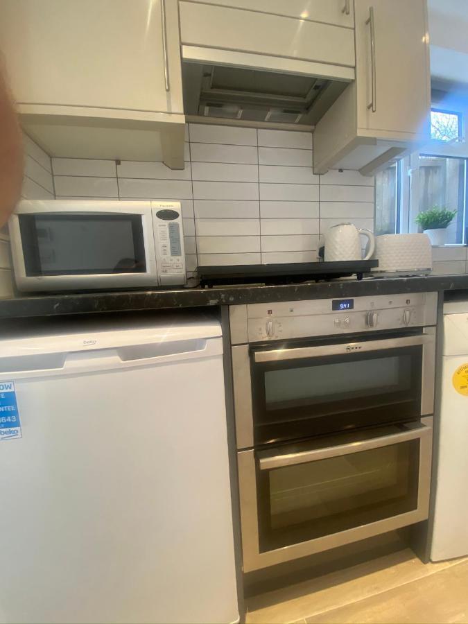 Lovely And Modern Studio Apartment. Borehamwood Luaran gambar