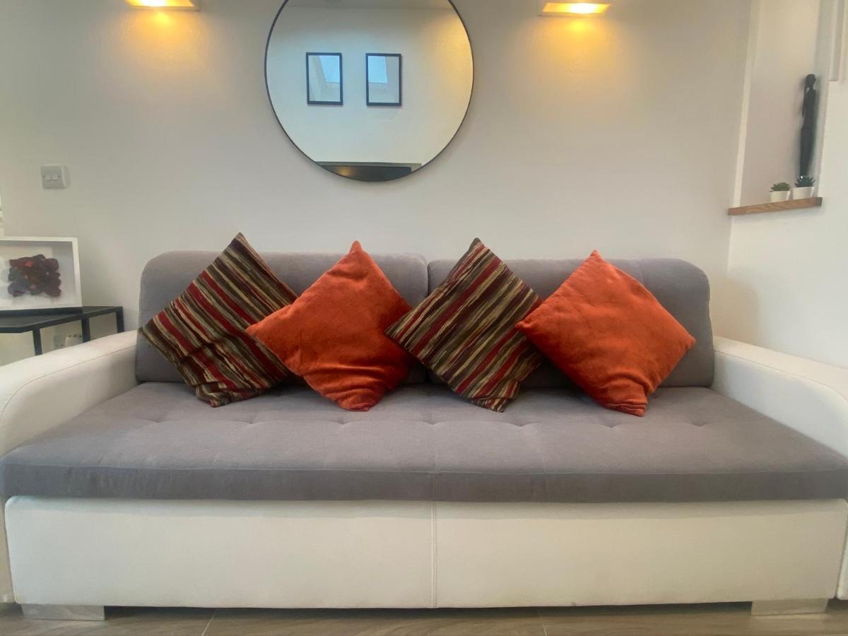 Lovely And Modern Studio Apartment. Borehamwood Luaran gambar