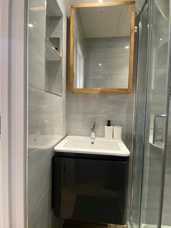 Lovely And Modern Studio Apartment. Borehamwood Luaran gambar