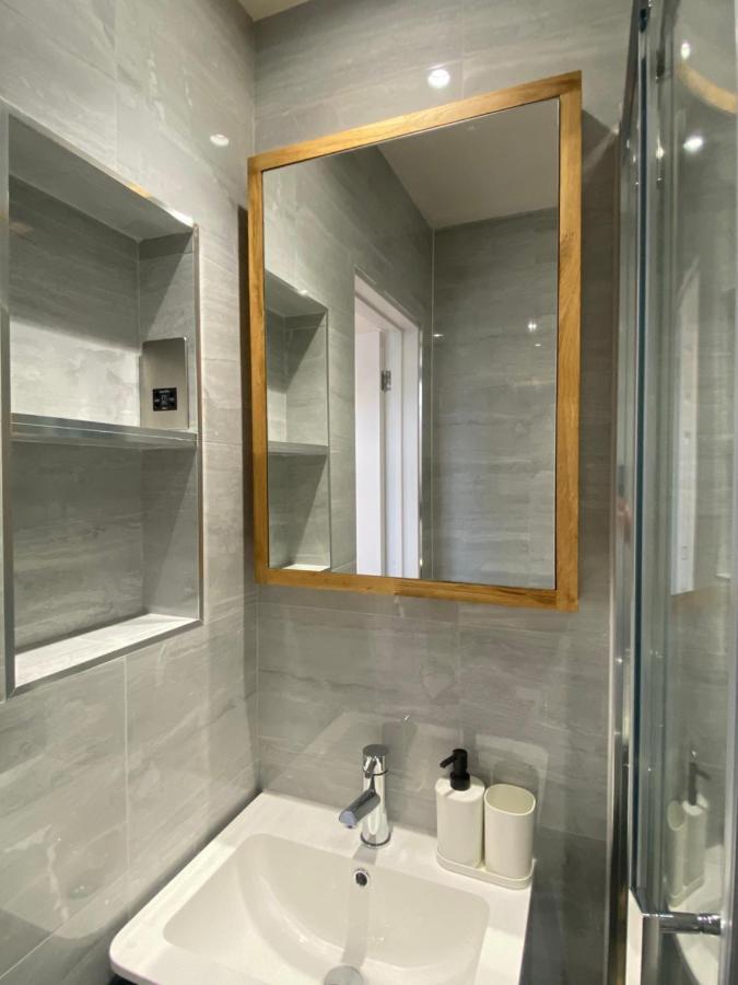 Lovely And Modern Studio Apartment. Borehamwood Luaran gambar