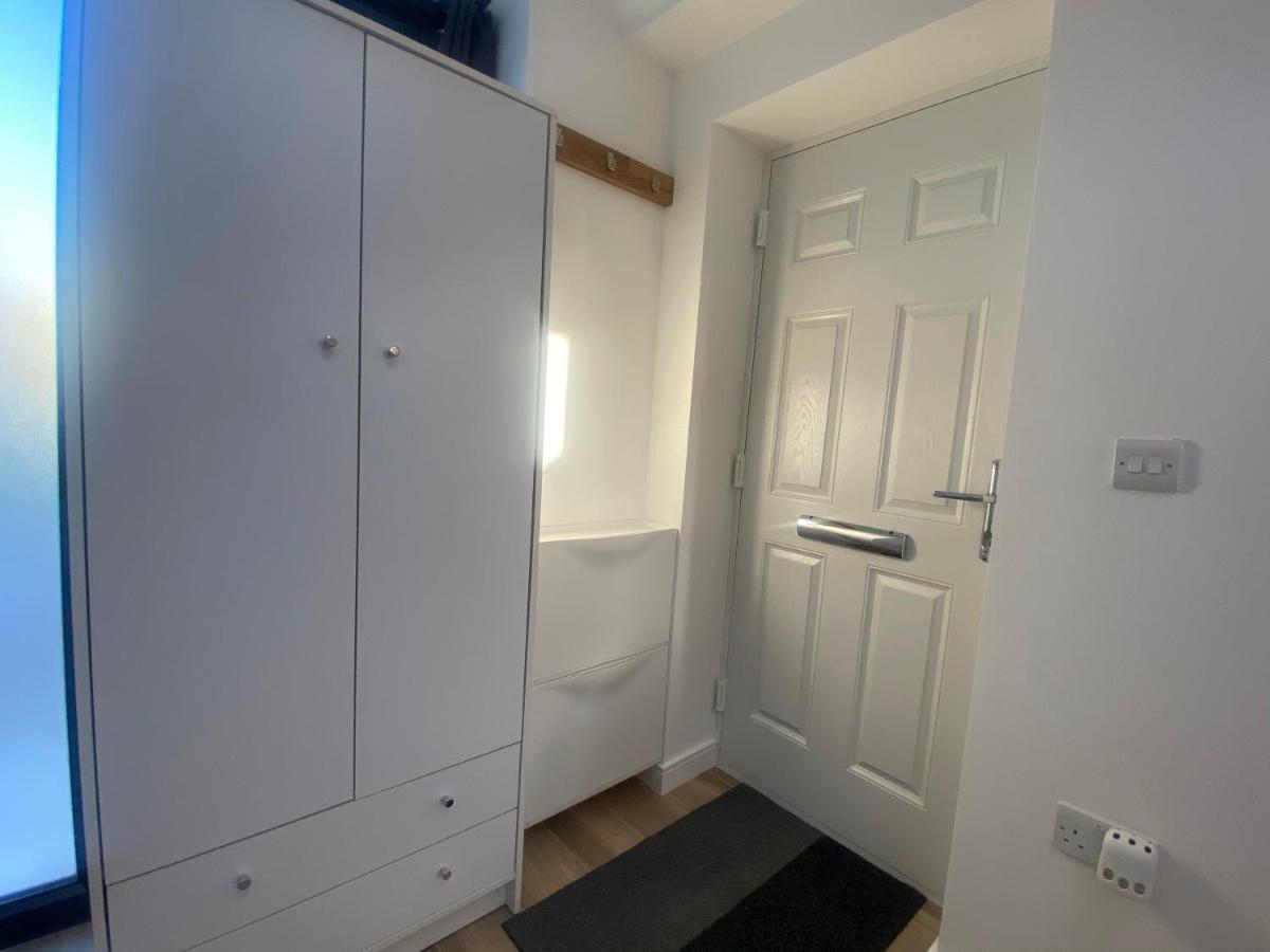 Lovely And Modern Studio Apartment. Borehamwood Luaran gambar