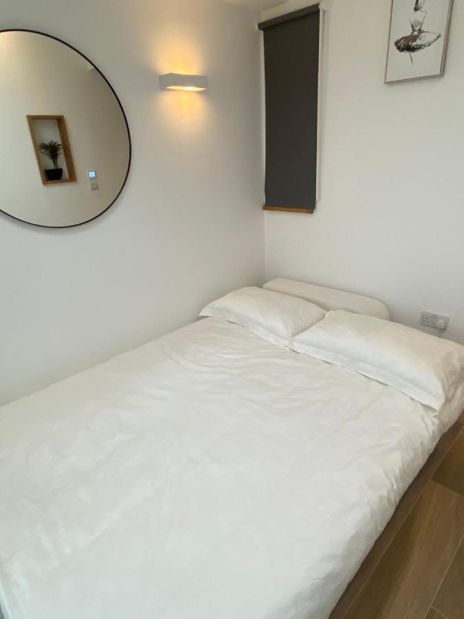 Lovely And Modern Studio Apartment. Borehamwood Luaran gambar
