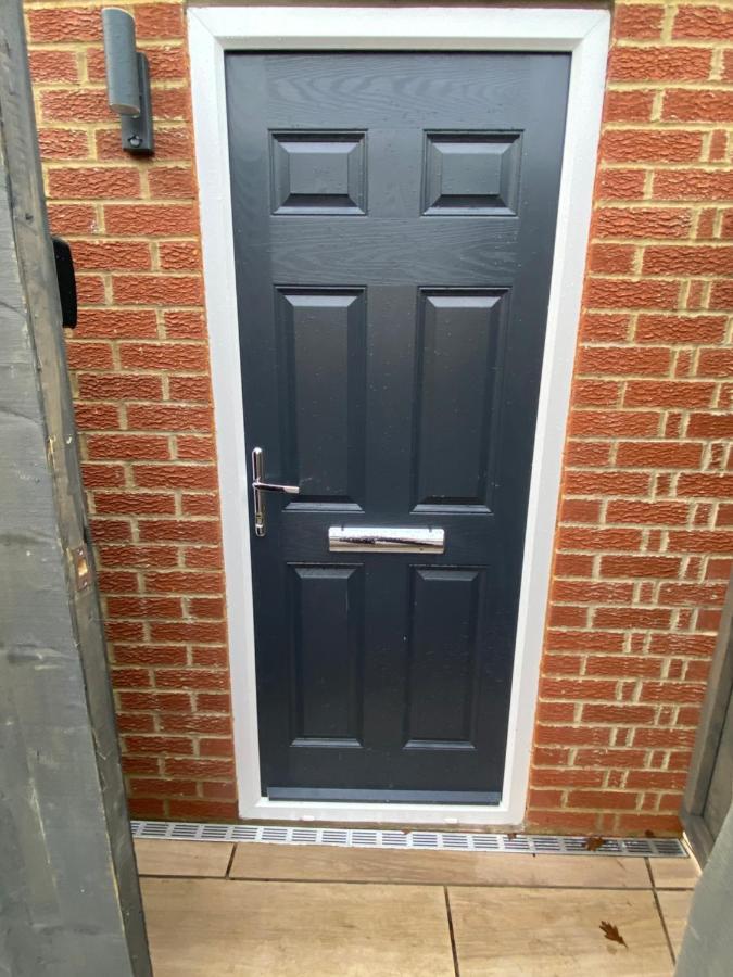 Lovely And Modern Studio Apartment. Borehamwood Luaran gambar