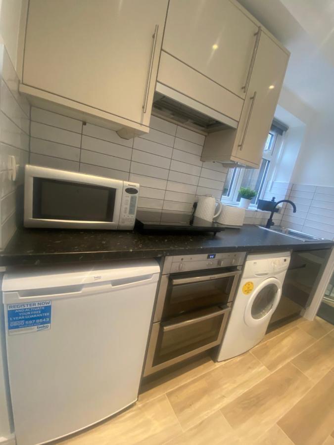 Lovely And Modern Studio Apartment. Borehamwood Luaran gambar