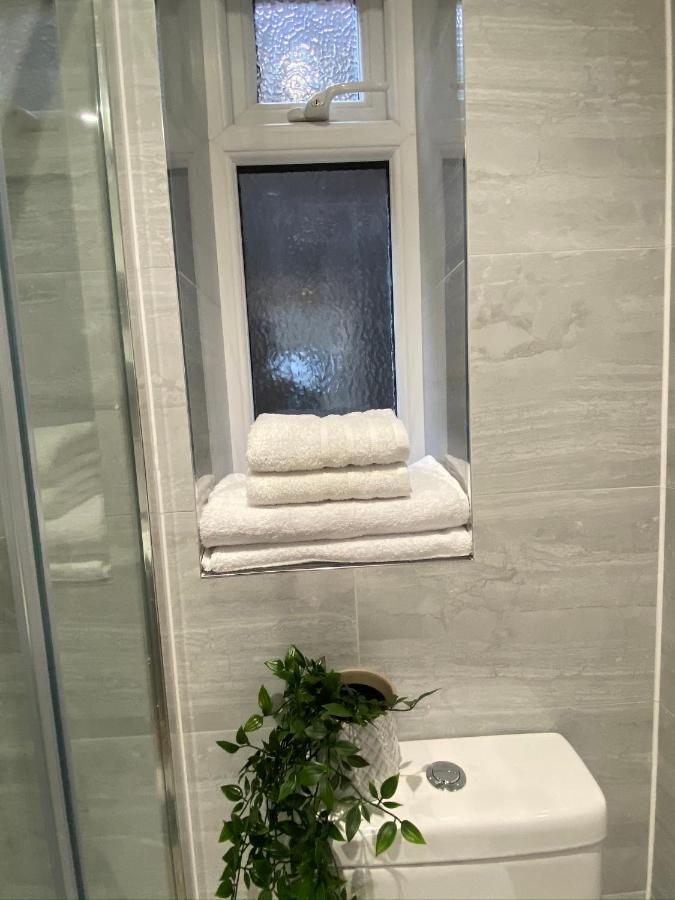 Lovely And Modern Studio Apartment. Borehamwood Luaran gambar